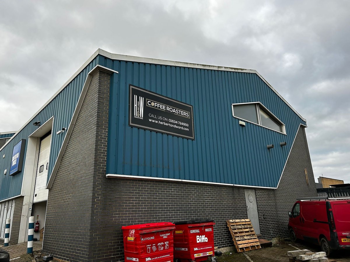 Signsandimaging's tweet photo. Flat printed D-Bond sign for this new client.
10ft x 5ft panels one piece no joins.
Whether you want simple or complex signage - we can help !! get in touch
Thanks to Herbert &amp; Ward for asking us to make &amp; install these for you.
#flatsigns #rochestersigns #signage #retailsigns https://t.co/BU6ybtwzaC