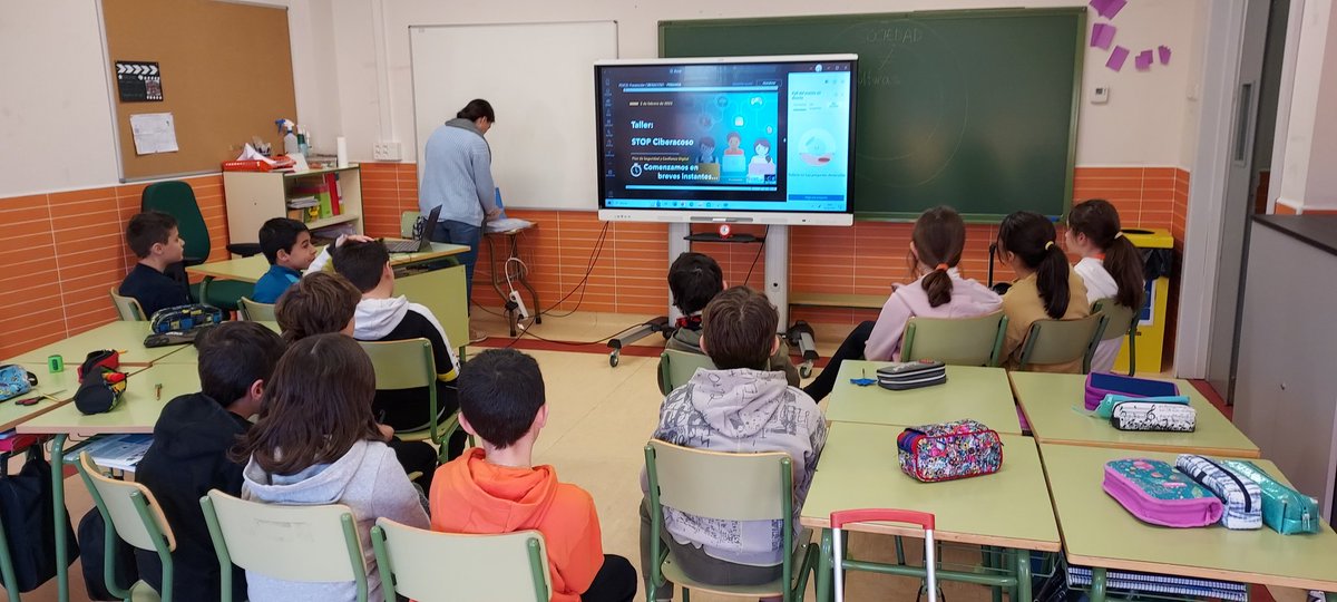Colegiotrescas3's tweet photo. Taller webinar de Prevención del Ciberacoso, dentro del PSYCD impartido por los maestros colaboradores Red XXI de Segovia. #PSYCD #ciberseguridad 
@CFIE_Segovia @educacyl https://t.co/eeAEizy178