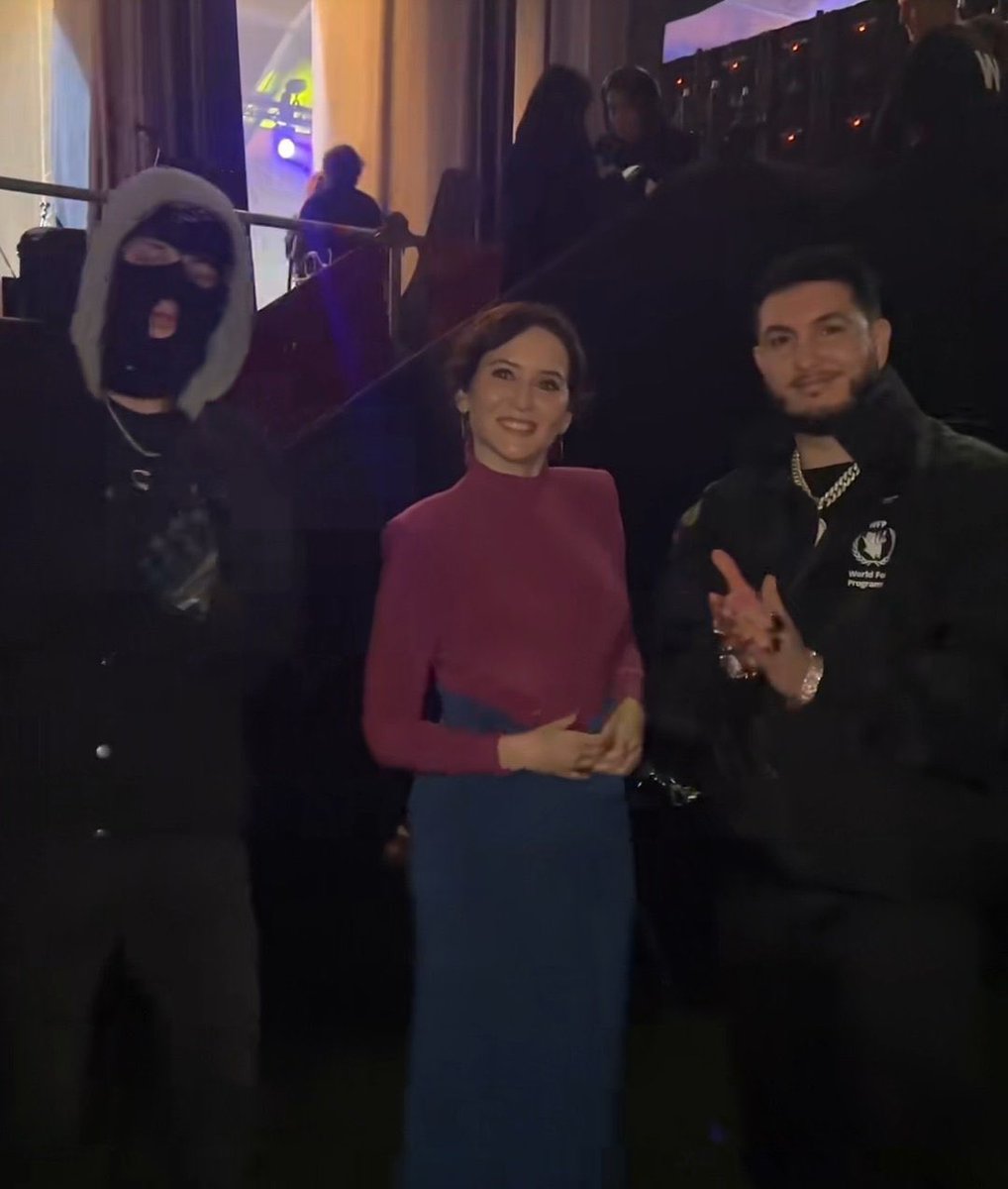 miawrta's tweet photo. cuando el profesor hacía los grupos de trabajo y le tocaba a la de los subrayadores con los repetidores https://t.co/L7FxUsLcoL