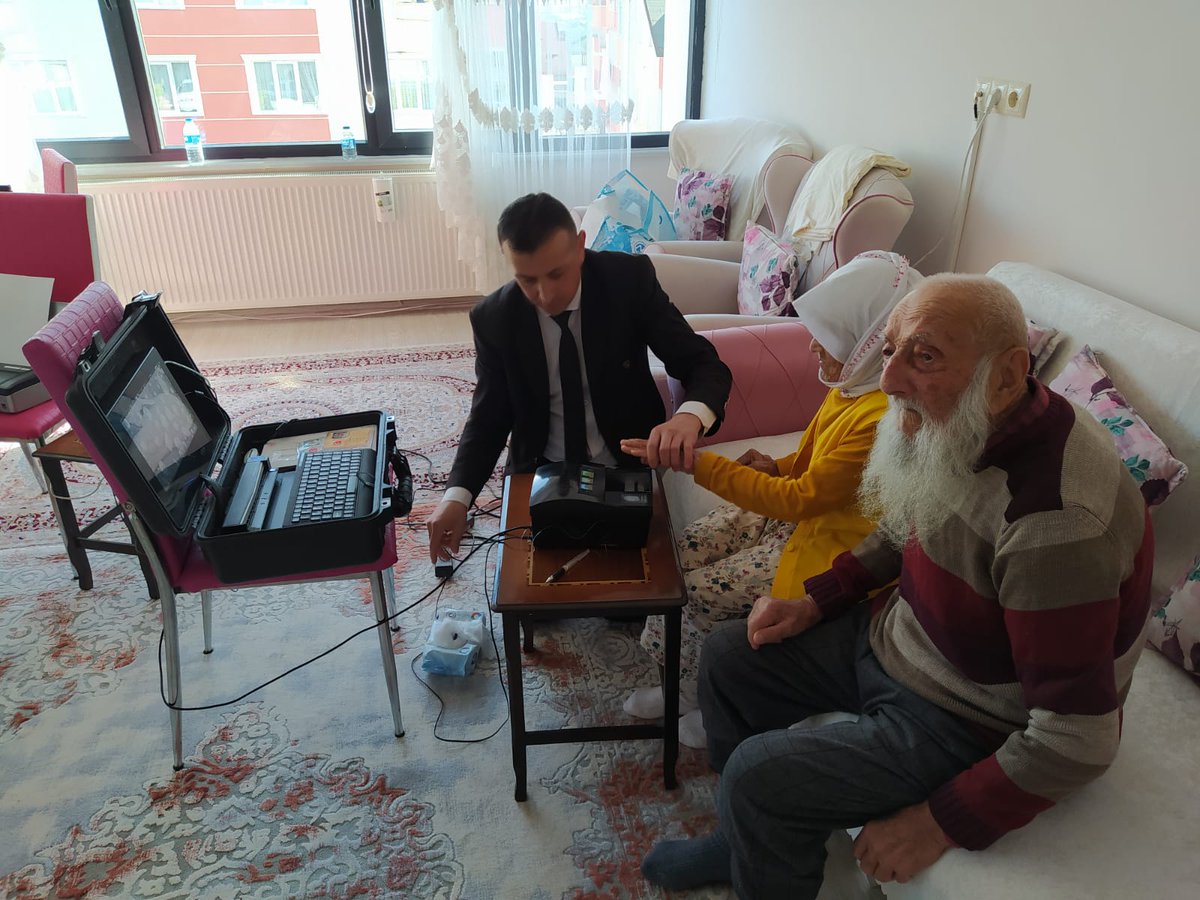 Adreste Nüfus Hizmeti kapsamında bugün 100 yaşındaki Hasan GÜLEŞ büyüğümüzün TCKK başvurusunu evinde aldık.  Hasan amca ve eşi Çiçek teyzeye sağlıklı ömürler dileriz. #HayatınızınHerAnında 
<a href="/fatsakaymakam/">fatsakaymakamlığı</a>
<a href="/YusufMRCN2/">Yusuf Mercan</a> 
<a href="/tuncaysonel/">Tuncay Sonel</a> 
<a href="/sefikaygol/">Şefik AYGÖL</a> 
<a href="/TCNufus/">Nüfus ve Vatandaşlık İşleri Genel Müdürlüğü</a>