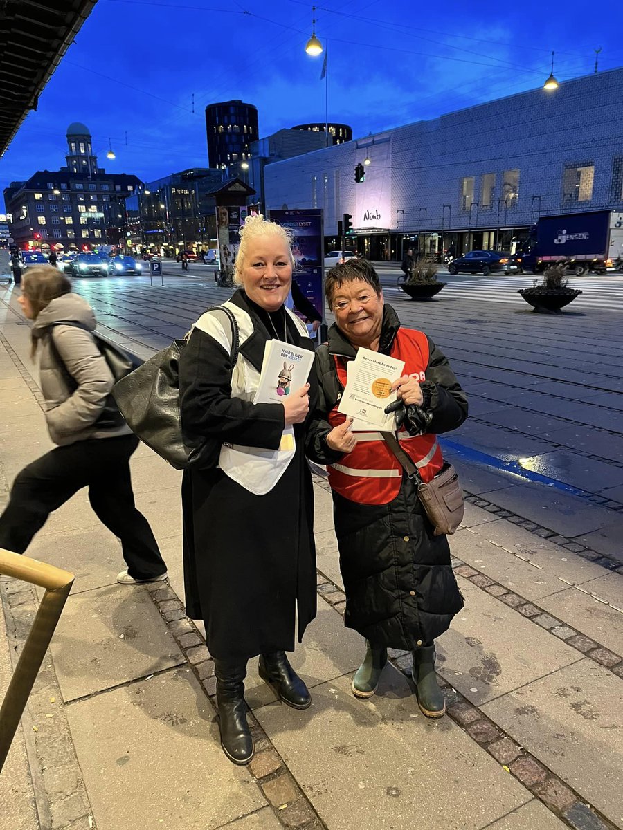StriibMona's tweet photo. Tidlig morgen på hovedbanen med @AnjaCJensen. Bagefter demo på Borgen. Lovforslaget om at fjerne storebededag 1ste behandles i dag. 
Oppositionen foreslår udsættelse til næste folketingsvalg. Vi hepper.
#arbejde #dkpol #BevarStoreBededag #ok23 https://t.co/eWSeP80LWy