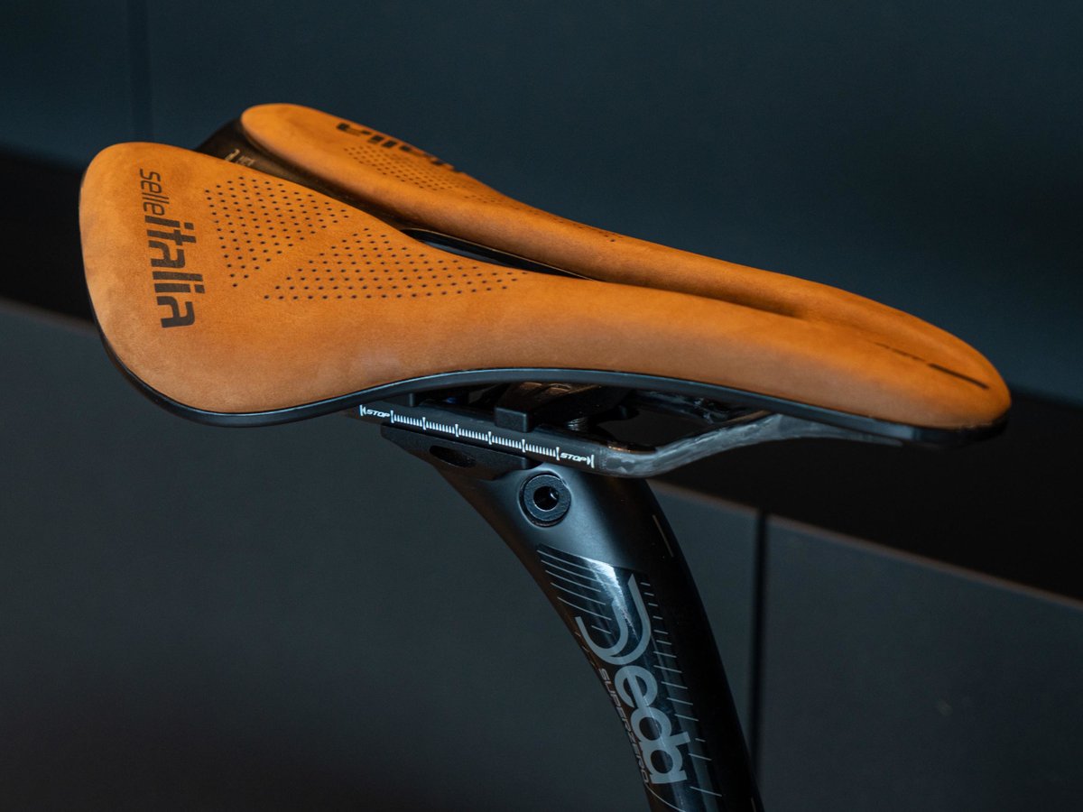 TopBici's tweet photo. #SelleItalia presenta una nueva y exclusiva versión de su sillín Novus Boost Evo fabricado con una cubierta en piel de gamuza #nobuck de color marrón:
➡️ https://t.co/tR4UkDANlr ⬅️
#ciclismo https://t.co/Azn116hCQ5