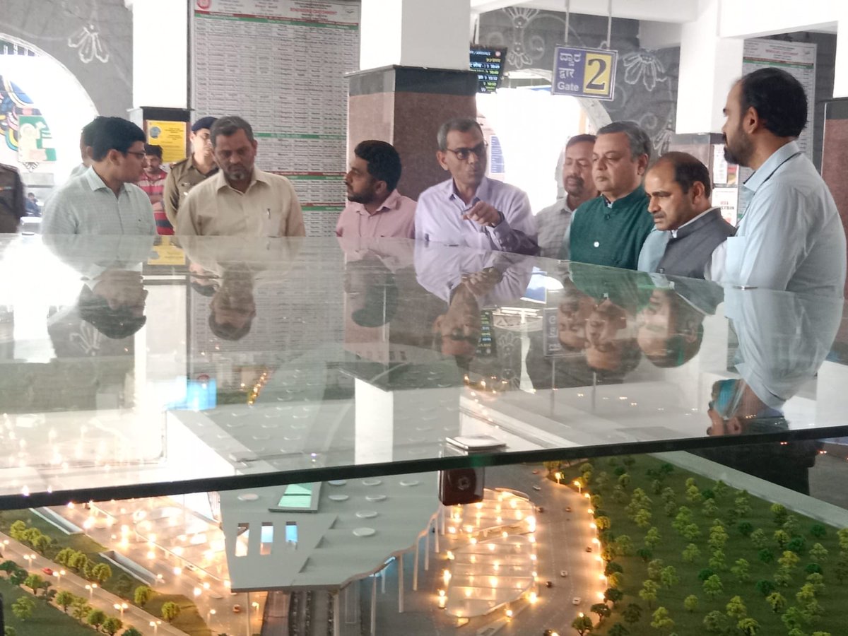 DrmBengaluru's tweet image. Shri. Sanjeev Kishore @GMSWR  discussed and reviewed the progress of Bengaluru Cantonment Station Redevelopment.@drmsbc
Shri. Shyam Singh and senior officers from #BengaluruDivision were present.

#StationRedevelopment

@RailMinIndia @SWRRLY