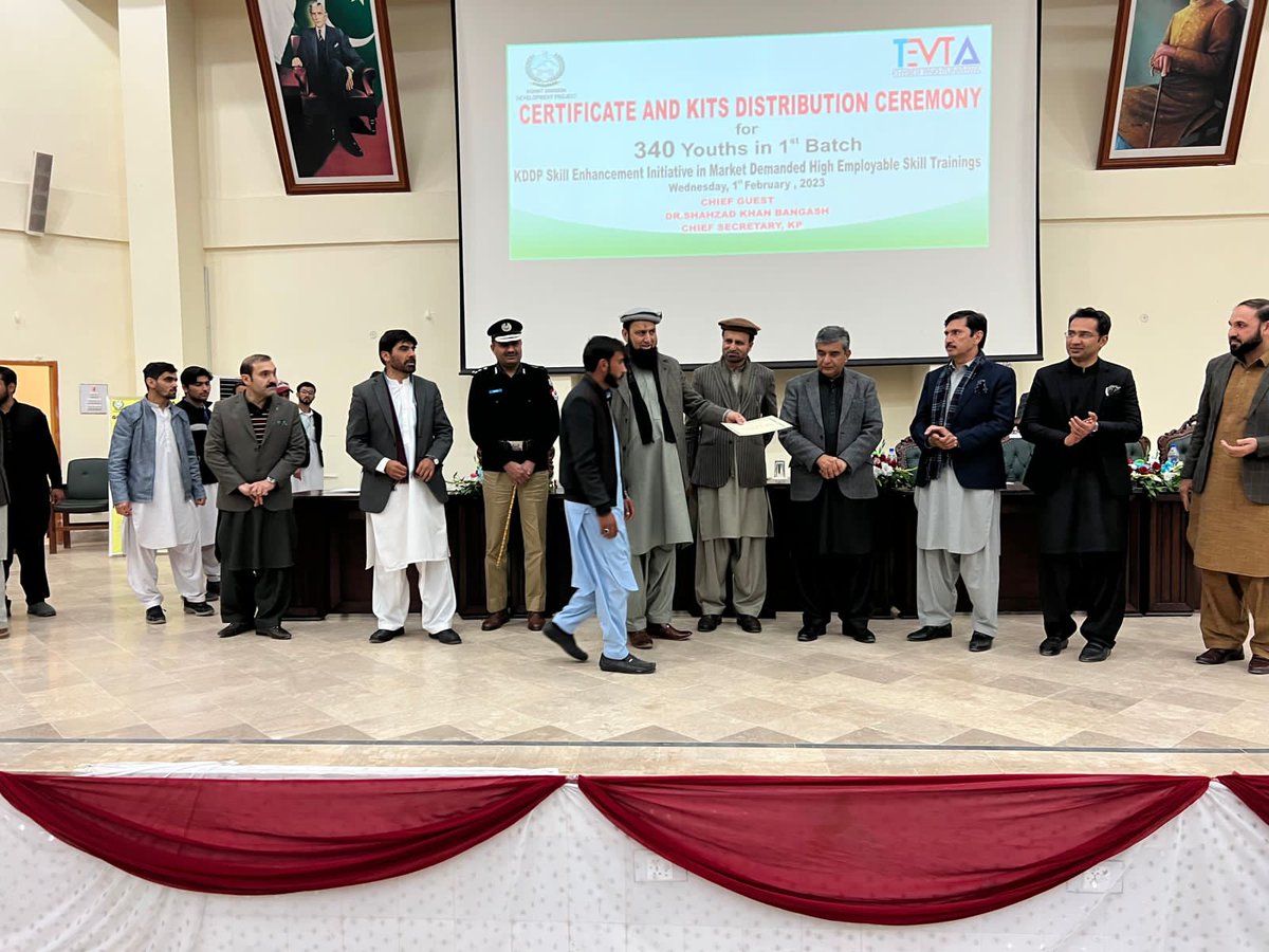 SustainableUnit's tweet photo. کوہاٹ ڈویژن ڈویلپمنٹ پراجیکٹ (KDDP) کے تحت مہارتوں میں اضافے Skills Trainingsکی تربیت کے پہلے بیچ کی پاسنگ آؤٹ تقریب کوہاٹ یونیورسٹی آف سائنس اینڈ ٹیکنالوجی کے آڈیٹوریم میں منعقد ہوئی۔ کوہاٹ ڈویژن میں TEVTA کے ووکیشنل کالجوں سے کل 340 طلباء نے سکلز تریننگ مکمل کی۔ https://t.co/pSNHkdsw8Y