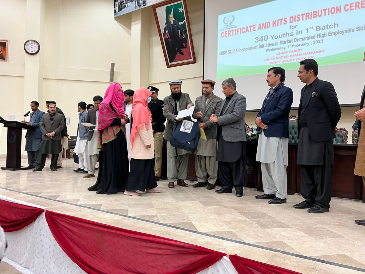 SustainableUnit's tweet photo. کوہاٹ ڈویژن ڈویلپمنٹ پراجیکٹ (KDDP) کے تحت مہارتوں میں اضافے Skills Trainingsکی تربیت کے پہلے بیچ کی پاسنگ آؤٹ تقریب کوہاٹ یونیورسٹی آف سائنس اینڈ ٹیکنالوجی کے آڈیٹوریم میں منعقد ہوئی۔ کوہاٹ ڈویژن میں TEVTA کے ووکیشنل کالجوں سے کل 340 طلباء نے سکلز تریننگ مکمل کی۔ https://t.co/pSNHkdsw8Y