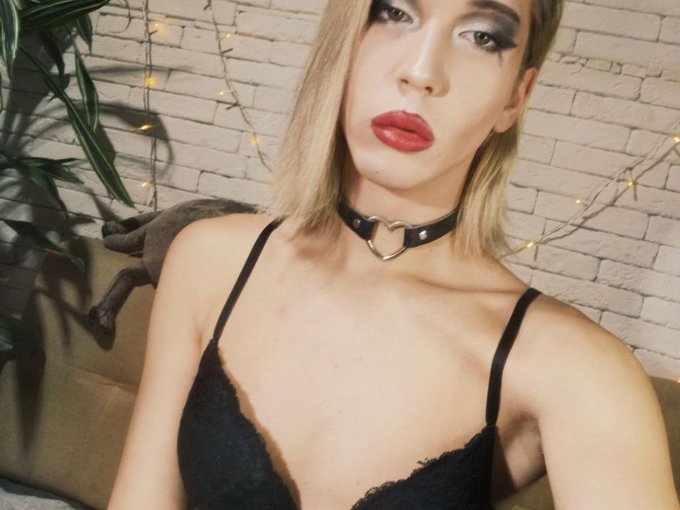 I'm online right now on SkyPrivate - pay-per-minute system for Skype live shows. Call me right now in