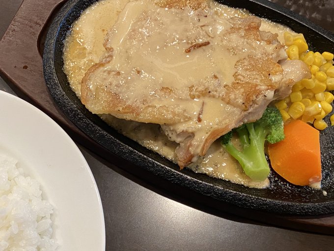 気風がいいイケメンお姉さんの店員に「大盛り?」って聞かれて断れるやつおるんか 