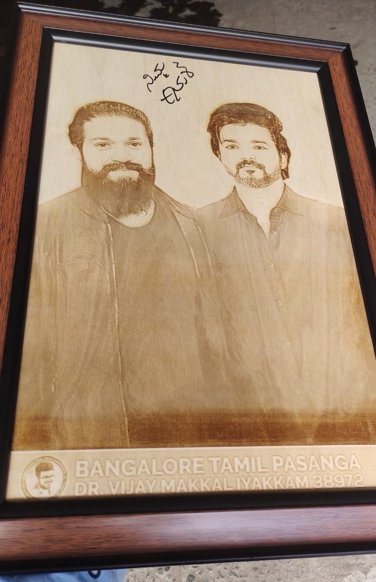 BTP_Offl's tweet photo. Today Our Bangalore Tamil Pasanga VMI Team Met Rocking Star @TheNameIsYash Sir &amp; Presented Thalapathy @actorvijay Frame &amp; #Yash Sir Signed On This Frame ♥️🔥

Thank You #Yash Sir For Giving Your Precious Time 🫶 

#Varisu #Thalapathy67 @BussyAnand #Yash19 https://t.co/22vhY1wwUq