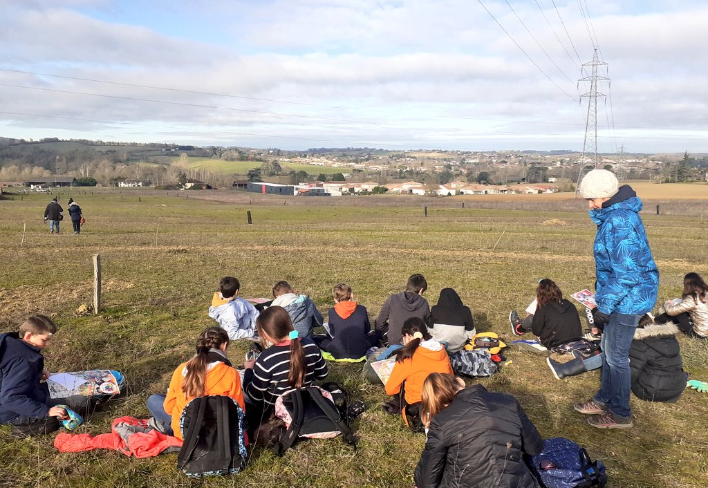 college_Vic's tweet photo. Au cœur de la spirale de l'aire d'accueil de Cauderon. Entre deux plantations, les 6e du @college_Vic dessinent et identifient les éléments de paysage ✍🏼🏡🌳. 
Le 🧠 et les 💪🏻 en action lors de cette belle matinée de plein air.
🙏🏻  M.Joubert (SVT) et Mme Thiriet (HG) https://t.co/qIOZp8xXvN