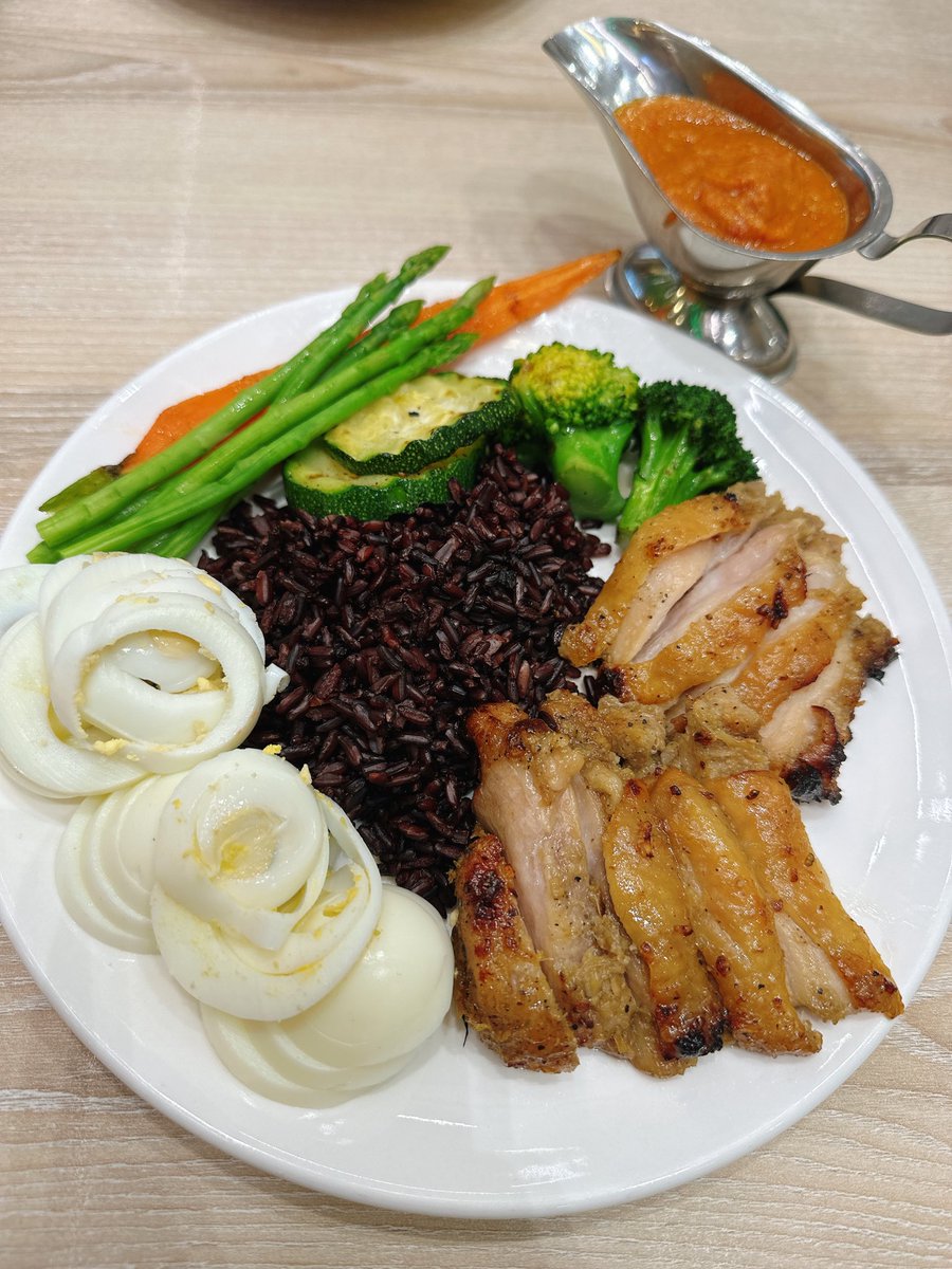 missdokth's tweet photo. สั่งมาไม่คิดว่าจะเยอะขนาดนี้ 😂  ไก่ย่างน้ำพริกปลาร้า อร่อย แซ่บเด้อ หมดนี้รวมน้ำ  215 บาท เท่านั้น ☺️

#Saladfactory https://t.co/Q6oN5Pv3GN