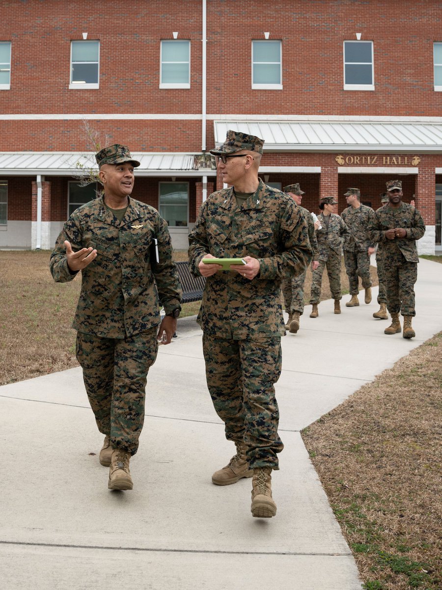 📍 Camp Lejeune, N.C
U.S. Marine Corps Lt. Gen. Brian W. Cavanaugh, the CG of FMFLANT, MARFORCOM, MARFOR NORTHCOM, and respective leadership visited @iimefmarines to discuss #capabilities, #innovations and meet with Marines, #CampLejeune, N.C.
(#USMC 📷 by Cpl. Hannah Adams)