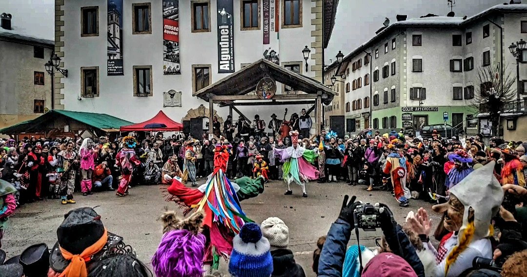 _Baio_'s tweet photo. Manca poco alla Mascherata di #SantaApollonia,sarà da brividi questo ballo dei #Matazin dopo tre anni di inattività.
Se non lo avete vissuto venite il 12 Febbraio a Dosoledo.
W santa Plonia!
#ValComelico https://t.co/oIy8P8sP9Y