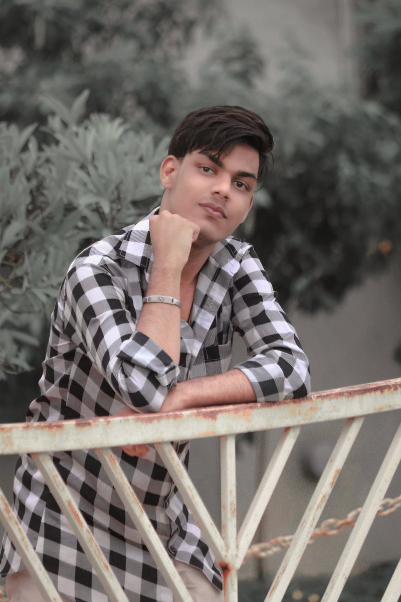 Tree 😍🔥#offcial_pravesh
#facialexpression #muscle #flashphotography #dressshirt #happy #fence #wood #streetfashion #leisure #peopleinnature #grass  #pattern #fun #handrail #sitting #recreation  #portraitphotography #photoshoot #blossom