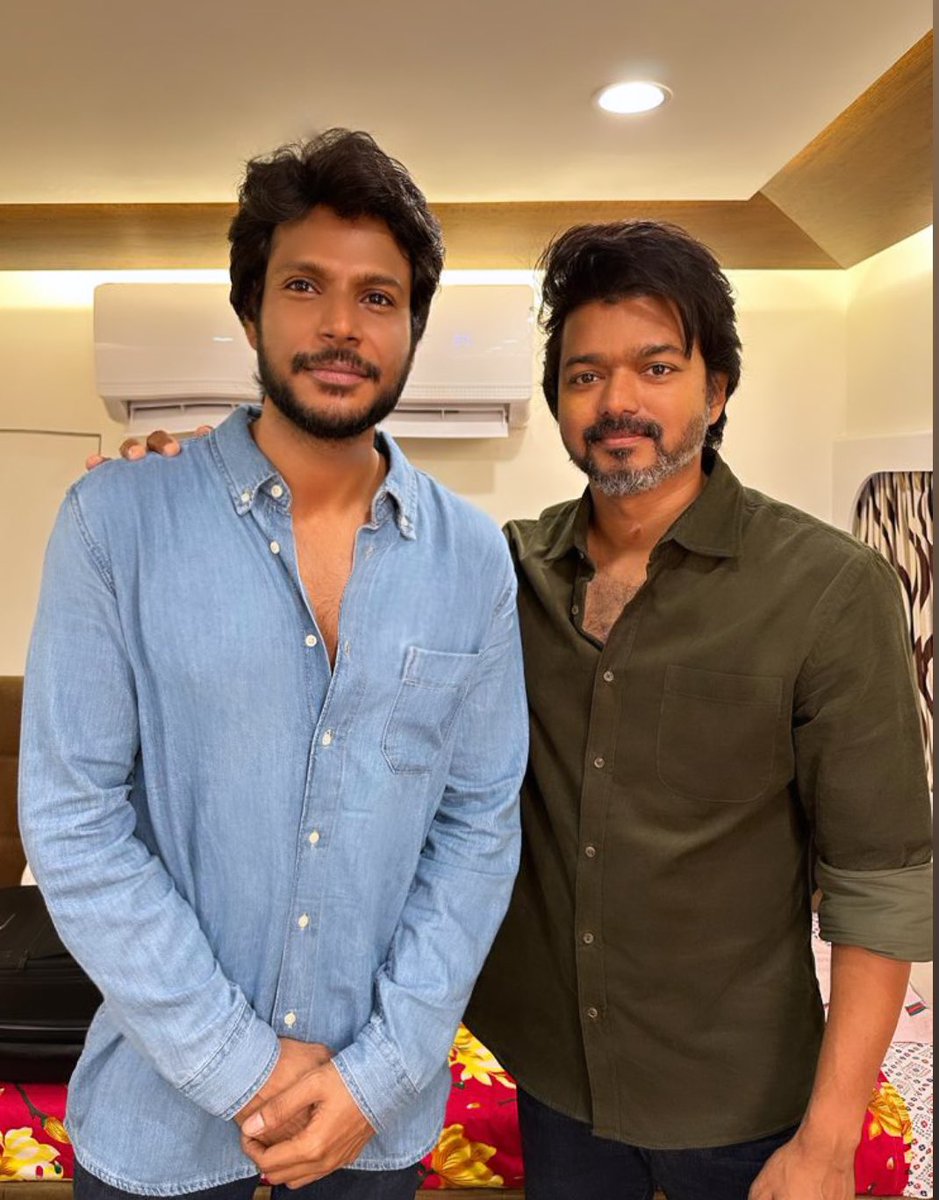 Krs_Rajasekar_'s tweet photo. Exclusive Pic of Thalapathy @actorvijay With @sundeepkishan πβ€οΈ
#Thalapathy67 #Michael #MichaelFromTomorrow https://t.co/7U13AWrsnC