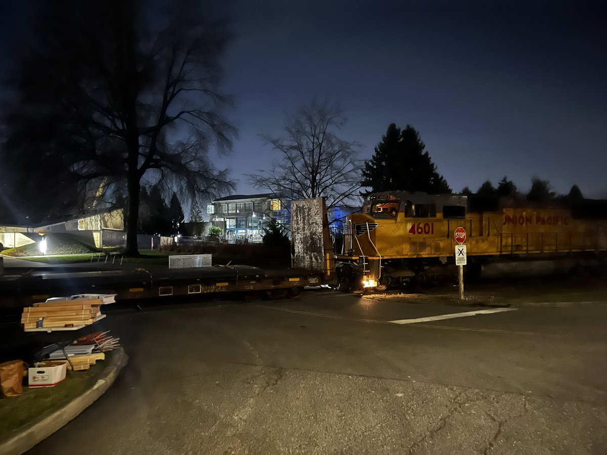 MarijuanaOR's tweet photo. @Bolshetrick: 'Our siblings the @railroadworkers have parked the train in front of the waste treatment plant.

@LIUNA !!!

#1u https://t.co/lcjpGtoqrt ' https://t.co/tPhci0TTvn, see more https://t.co/1wgSiuRI2s