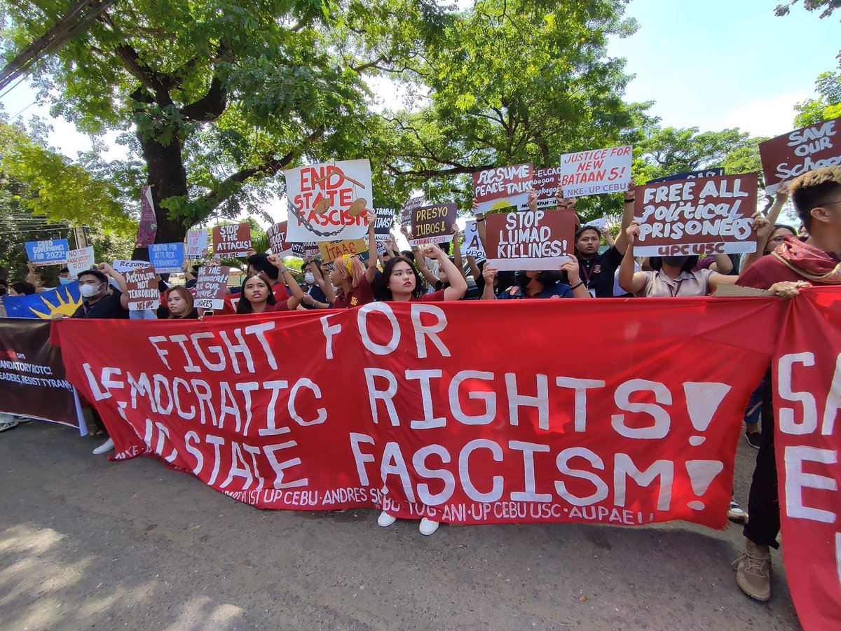 UPBaguioUSC's tweet photo. TIGNAN: Nagkasa ng isang kilos protesta ang mga konseho, publikasyon, at volunteers ngayong unang araw ng ika-54 na GASC sa harap ng UP Cebu.

Binigyang diin ng UPB USC ang gawa-gawang kaso kanila Jen Awingan, Windel Bolinget, Steve Tauli, Renz Kang, Lulu Jimenez, Sarah Alikes— https://t.co/dOAZRzP0hE