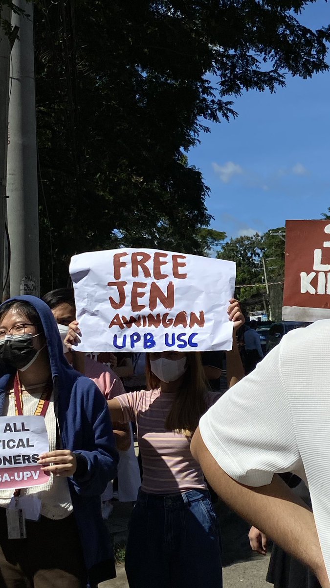 UPBaguioUSC's tweet photo. TIGNAN: Nagkasa ng isang kilos protesta ang mga konseho, publikasyon, at volunteers ngayong unang araw ng ika-54 na GASC sa harap ng UP Cebu.

Binigyang diin ng UPB USC ang gawa-gawang kaso kanila Jen Awingan, Windel Bolinget, Steve Tauli, Renz Kang, Lulu Jimenez, Sarah Alikes— https://t.co/dOAZRzP0hE