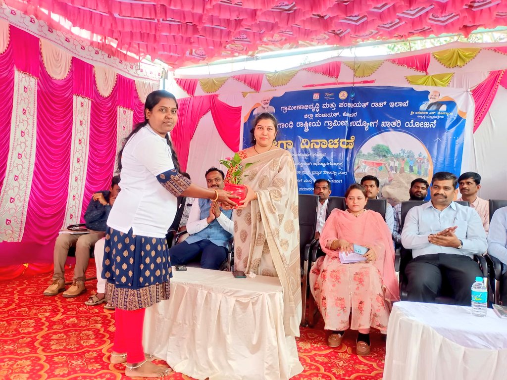 VBGRAMGKAR's tweet photo. RD Commissioner @shilpa_nag felicitated the mates, senior citizens, BFTS etc who have completed 100 days under #MGNREGS in Kolar on the occasion of #NREGADiwas 
ZP CEO and other officials  were present. https://t.co/V3hGVpvd1L