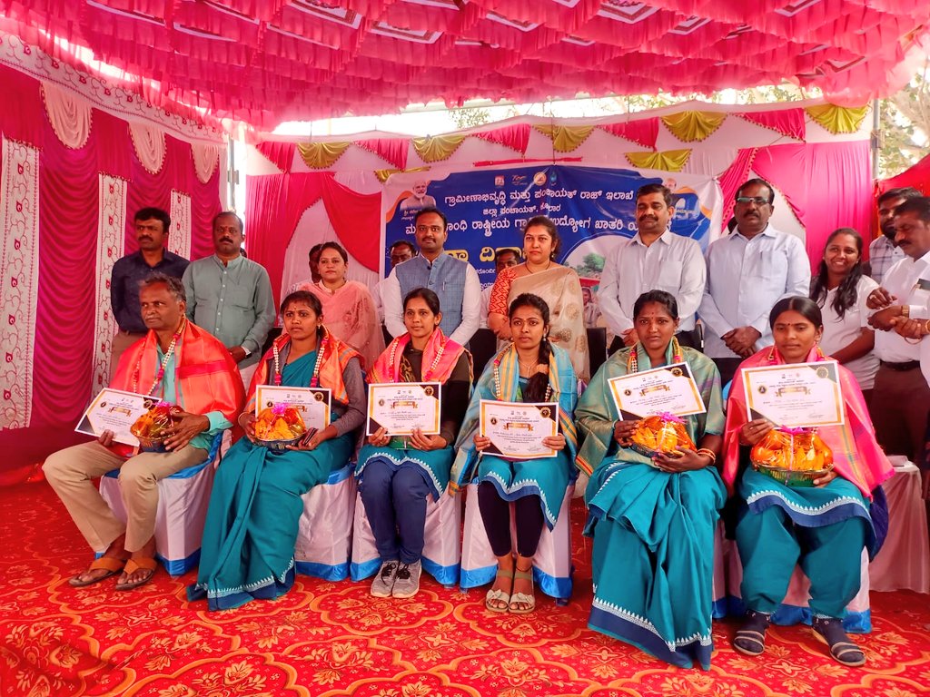 VBGRAMGKAR's tweet photo. RD Commissioner @shilpa_nag felicitated the mates, senior citizens, BFTS etc who have completed 100 days under #MGNREGS in Kolar on the occasion of #NREGADiwas 
ZP CEO and other officials  were present. https://t.co/V3hGVpvd1L