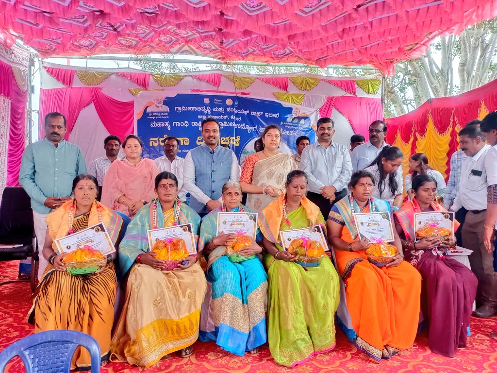VBGRAMGKAR's tweet photo. RD Commissioner @shilpa_nag felicitated the mates, senior citizens, BFTS etc who have completed 100 days under #MGNREGS in Kolar on the occasion of #NREGADiwas 
ZP CEO and other officials  were present. https://t.co/V3hGVpvd1L