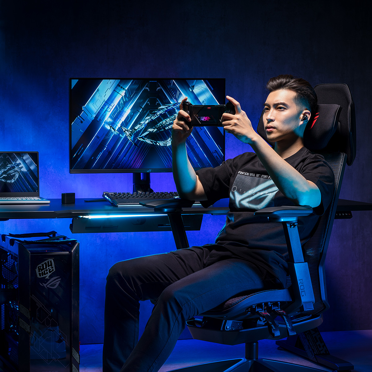 ASUS_ROG's tweet photo. Gamers! We’ve got your back! 
No matter when you are gaming on your mobile or PC! 📱💺🖥️

Check out the #ROGDestrier ergo gaming chair. ▶️ https://t.co/2U47xMIHvq

#gamingchair https://t.co/X2ektTUx4n