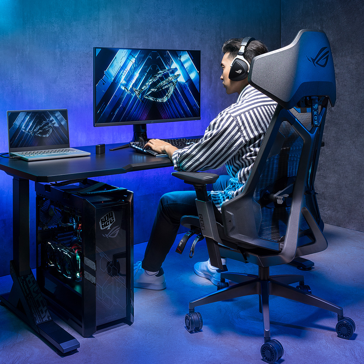 ASUS_ROG's tweet photo. Gamers! We’ve got your back! 
No matter when you are gaming on your mobile or PC! 📱💺🖥️

Check out the #ROGDestrier ergo gaming chair. ▶️ https://t.co/2U47xMIHvq

#gamingchair https://t.co/X2ektTUx4n