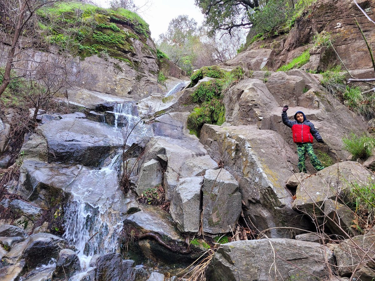 My Saturday started like this...
#Girls_Stomping_Grounds_Vta 
Follow us on IG 👆👆👆
#mountains #mountainviews #trails #hikingtrails #hikingcalifornia #hikingfamily #kidsthathike #teachthemyoung #active #outdoors #outdoorliving #mountainviews #waterfall #HDFam