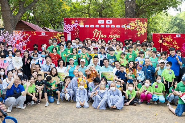 COLDCHAIN121's tweet photo. #ChainExBill participates in overseas volunteer work hosted by the Small Seed Foundation.

ChainExBil participated in volunteer work for about 400 children held at the Damsen Cultural Park in Ho Chi Minh, Vietnam.

https://t.co/feYoqZRK83

#Coldchain #Vietnam #SmallSeedFoundation https://t.co/5Rqt66CAyX
