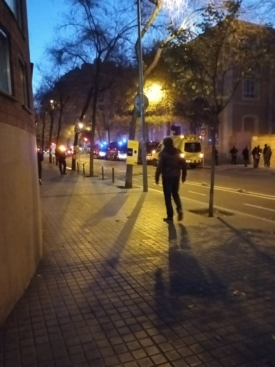 ⚠️ ALERTA DESNONAMENT⚠️ 

🛑 ARA MATEIX 🛑 Estan desnonant a la nostra companya Siham i als seus 4 fills menors en plena onada de fred ❄️

🔊 Apropeu-vos a donar suport! 
c/Nàpols 354 (amb Travessera de Gràcia) Necessitem ser moltes.