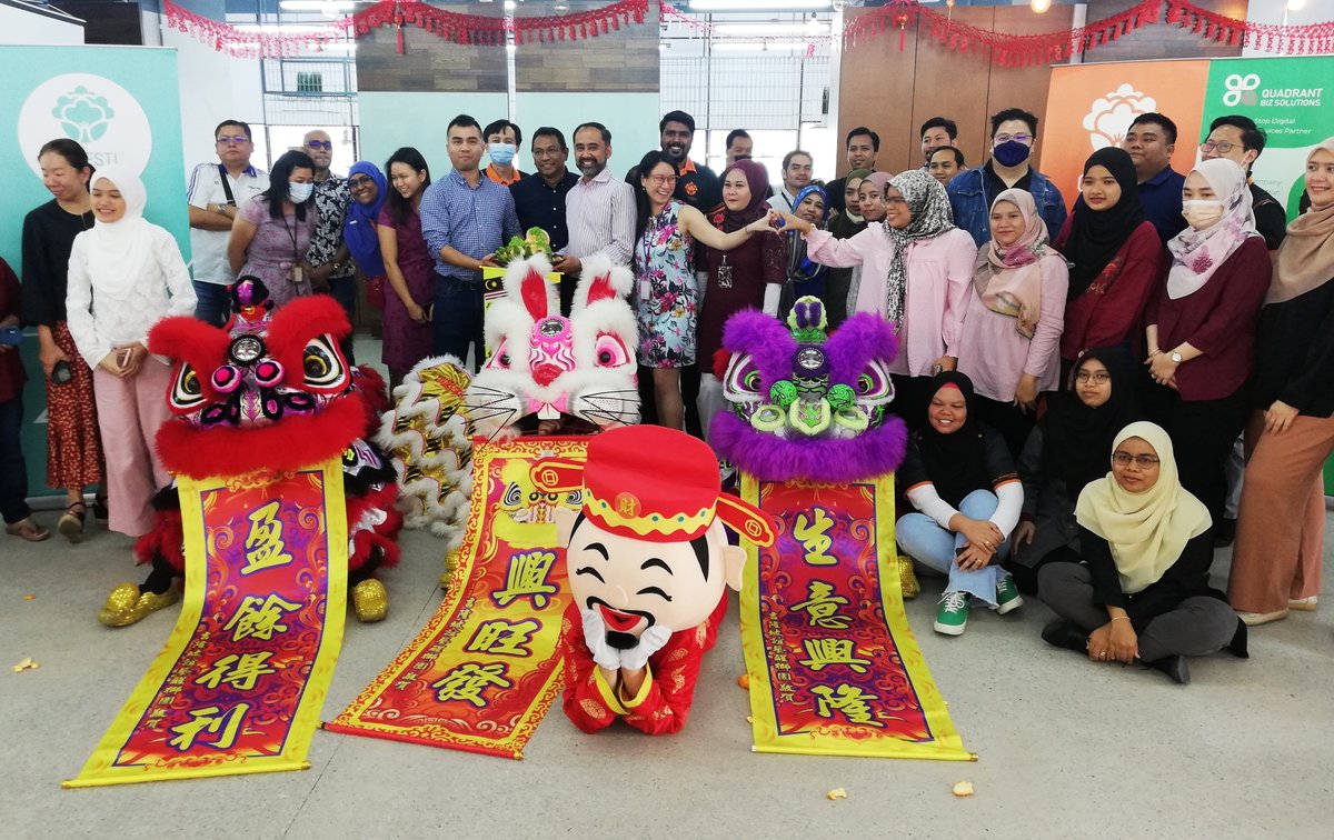 OmestiGroup's tweet photo. Ushering in the Year of the Rabbit at @OmestiGroup  offices in Bukit Jalil! Ong! Heng! Huat!! 🧧🍊 🐰

#gongxifacai #ChineseNewYear #YearoftheRabbit #GoodLuck #abundance #prosperity #MicrolinkMY https://t.co/iB8z63LOgK