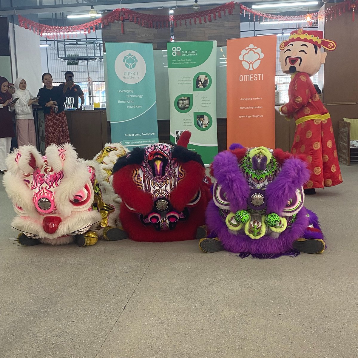 OmestiGroup's tweet photo. Ushering in the Year of the Rabbit at @OmestiGroup  offices in Bukit Jalil! Ong! Heng! Huat!! 🧧🍊 🐰

#gongxifacai #ChineseNewYear #YearoftheRabbit #GoodLuck #abundance #prosperity #MicrolinkMY https://t.co/iB8z63LOgK