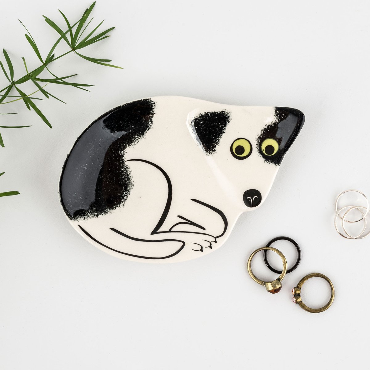 hannah1turner's tweet image. These ring dishes are a steal and one of the most affordable pieces on our website - Perfect gift for any young relationship or person looking to pop the question this valentines!
In striking black and white or warm brown 
.
.
.
.
.
#dogsamazingworld #jackrussellworld #barkpost #