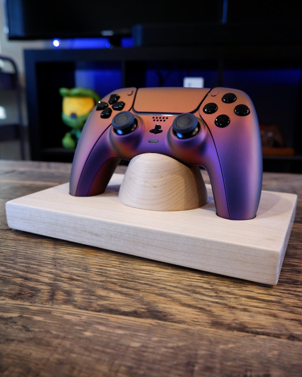 geekmadedesigns's tweet image. If you can’t elevate your game play at least elevate your controller. 😂 #controllerstand