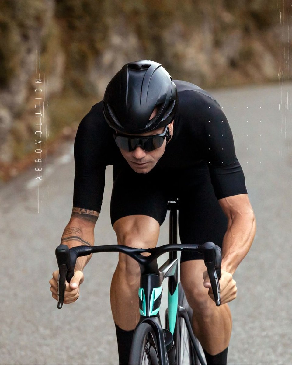 BianchiJAPAN's tweet photo. AEROVOLUTION - 心臓の鼓動が高まり、感覚が研ぎ澄まされる。バイクとアスリートが一体となり風を切る。

#OltreRC #BianchiOltre #Oltre #Aerovolution #ビアンキ #Bianchi #RideBianchi https://t.co/4S1WINpkNA