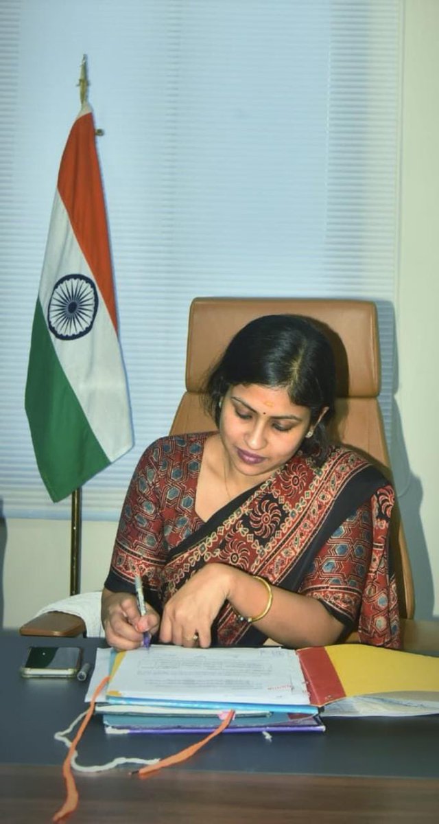 HamaraWarangal's tweet photo. హన్మకొండ జిల్లా నూతన కలెక్టర్ గా భాధ్యతలు చేపట్టిన సిక్తా పట్నాయక్ IAS గారు. @Collector_HNK 

#Congratulations madam 💐 @IasSikta https://t.co/phUcrwwFIV