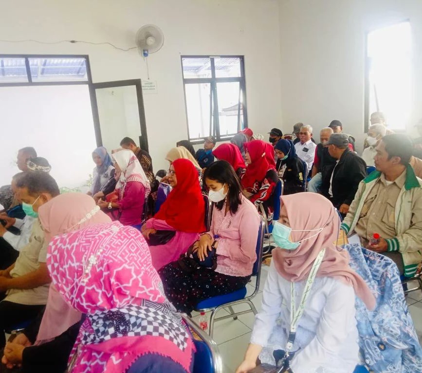 uptpkmpadasuka's tweet photo. Kegiatan Musyawarah Perencanaan Pembangunan (MUSRENBANG) Tingkat Kelurahan Cikutra Kecamatan Cibeunying Kidul di Aula Kantor Kelurahan Cikutra, Kamis (26/01/2023).
.
#dinkeskotabandung #uptdpkmpadasuka #siapmelayanidenganhati https://t.co/qU3EekMT5i