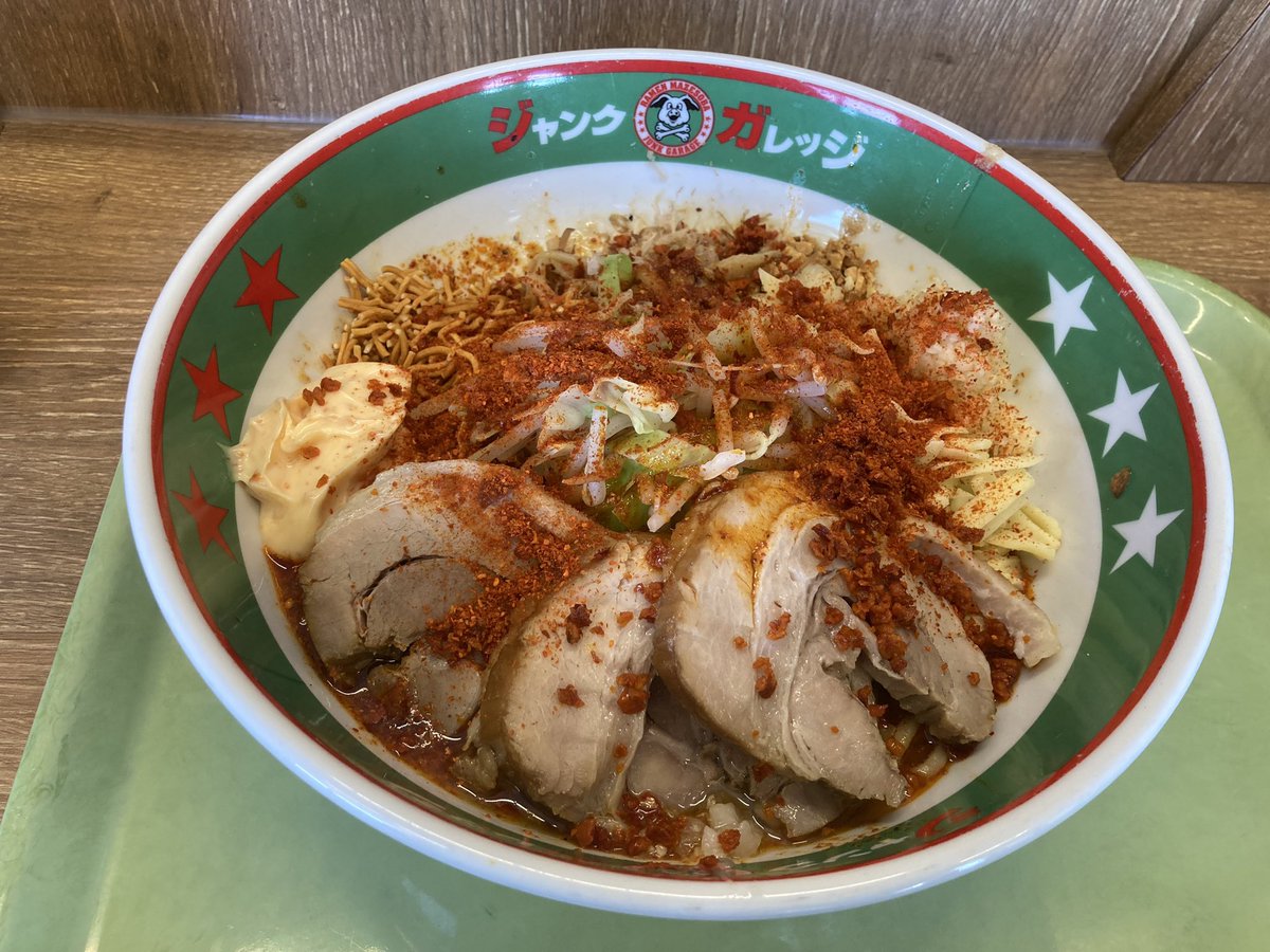 dungeonmeshi5's tweet image. ジャンクガレッジ太田店
獄辛まぜそば＋豚増し
いつの間にか本庄の店が閉店してたので次に近いこちらへ。
1〜4辛の4辛を注文。
トッピングは全増しにて。
辛さとしてはまだまだいけますね。
具沢山なのもあって美味しいです。
ご馳走様でした。