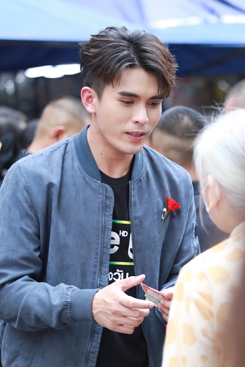 Penut_Ploy's tweet photo. แวะทำบุญวันเกิด มาซื้อดอกป๊อปปี้กับนุ้งเจมส์หน่อยย

รายการจบแล้ว ได้เจอกันแล้วแหละ 🥰   #jamesJed https://t.co/Fmr8UfWOU2