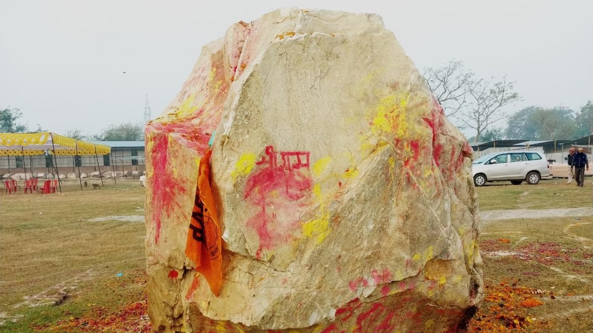 शालिग्राम शिलाएं नेपाल के जनकपुर से अयोध्या के कारसेवकपुरम पहुंच गई है। 

अयोध्या में भव्य श्रीराम मंदिर के गर्भगृह में स्थापित होने वाली भगवान श्रीराम और माता सीता की मूर्ति इन्हीं शिलाओं पर उकेरी जायेंगी।

जय जय श्रीराम🚩🚩🚩