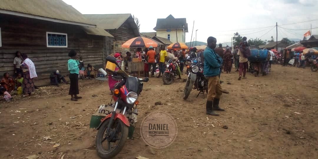#RDC🇨🇩: prise de #Kitshanga, des témoins ds la cité signalent le retour à Kitshanga de quelques familles d'une communauté. Jusque 9h 00 ce mercredi 2 fév,  une seule voie mène à la cité de #Kitshanga,  il faut passer par Rutshuru, ces familles viennent des zones M23 de #Rutshuru