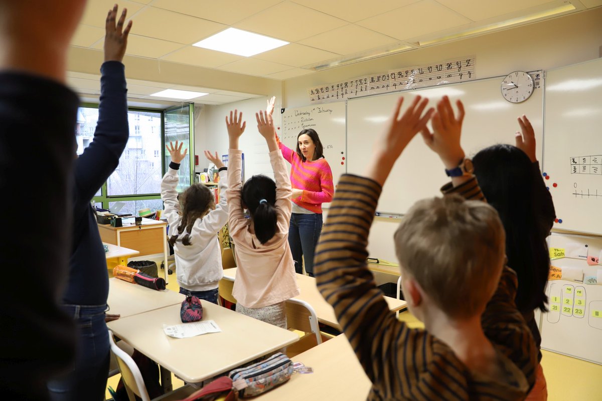 ✅Mobiliser le langage dans toutes ses dimensions
✅Explorer le monde
Je me suis rendu mercredi matin avec @GeraldineRouah à l'école Buffet (XVIIe) qui dispense dès la maternelle un enseignement bilingue et innovant. 
Encore bravo et merci aux personnels et professeurs !