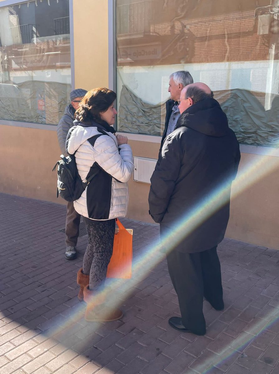 PPalgete's tweet photo. 🔵#PorAlgete
👉Nuestro candidato a la Alcaldía, Fernando Romo, escucha las inquietudes de los vecinos y comparte con ellos nuestras propuestas para mejorar su día a día.
#Algete #Ganas #GanasdeAlgete #UnAlgeteMejor #MegustaAlgete #Preparados https://t.co/VIUFdjyZOb