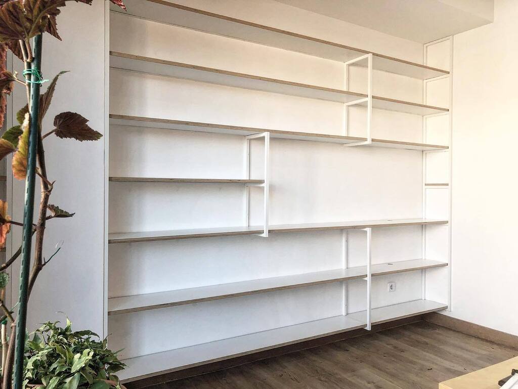 Estantería Underline blanca en voladizo. Una de nuestros últimos trabajos.

#estanterias #encargo #amedida #mueble #decoracion #decoracioninteriores #interiordesign #interiorismo #diseñodeinteriores #diseño #madrid #fabricadoenmadrid instagr.am/p/CoJ9NByjvCR/