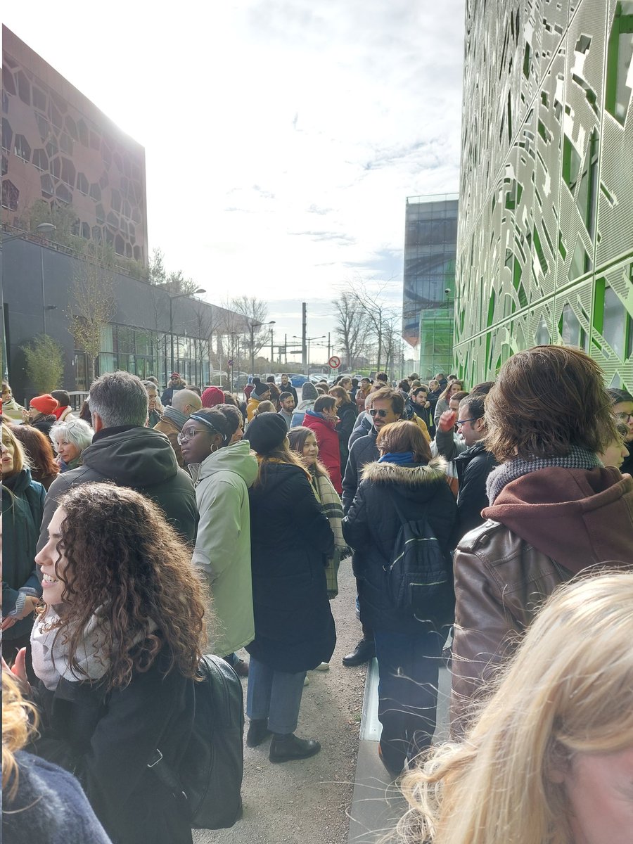 AnjaBencze's tweet photo. Après 30 ans #euronews existe encore et il y a toujours des gens dans le cube vert. Pour combien de temps encore? #strikeEuronews #greveEuronews https://t.co/u0YSUQT02o