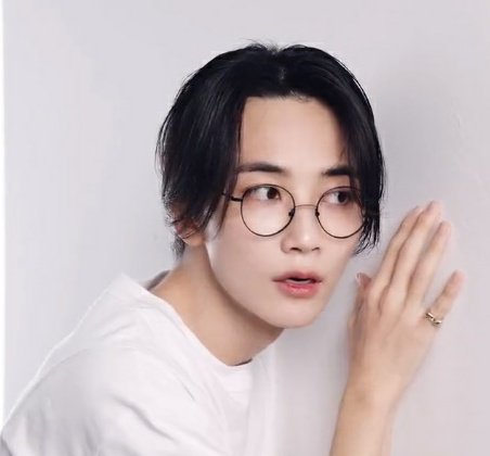 miwon17_'s tweet photo. Jeonghan in glasses &amp; ponytail!!!! https://t.co/MOVsBXxGGd