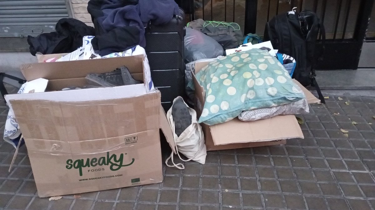 🔴 DESNONAMENT EXECUTAT 🔴

Les nostres companyes ja son al carrer i un altre pis en mans de Cerberus.

Sense cap avís previ, sense cap notificació, amb tres recursos pendents, així fan fora a una familia.