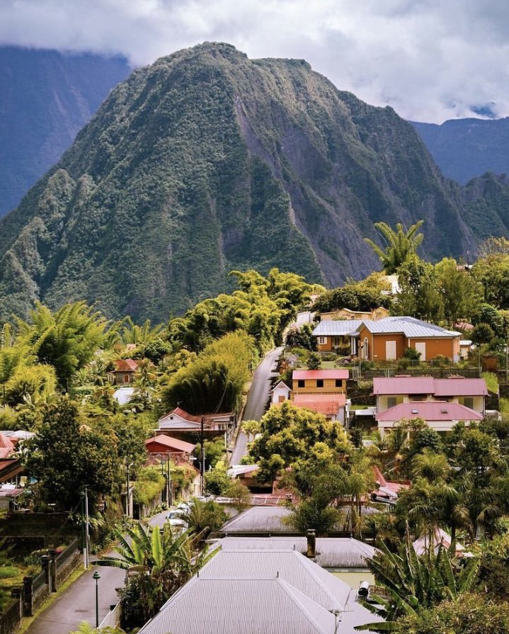 queenj974's tweet photo. Salazie, Île de la Réunion. https://t.co/fk87KmkO32