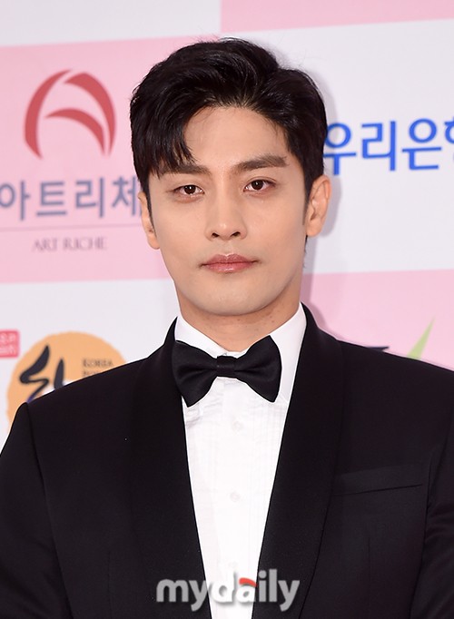 KoreanUpdates's tweet photo. Both #ChoiSiwon and #SungHoon reps say that they are currently considering offer to star in JTBC's webtoon-based drama #DeathsGame. They were mentioned to play as one of #SeoInguk's reincarnations 

https://t.co/vrlV0vYbzJ
https://t.co/lmLiJ7fnoK

#KoreanUpdates RZ https://t.co/zAgHUZRreJ