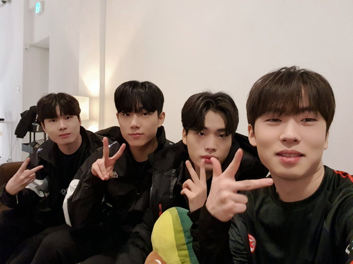 SOOPers_PUBG's tweet photo. 프로필 촬영하러 왔어요🤳📸

#GOKDF #KDFWIN #BITEIT #ONTHEGAME https://t.co/kGDSERlXFd