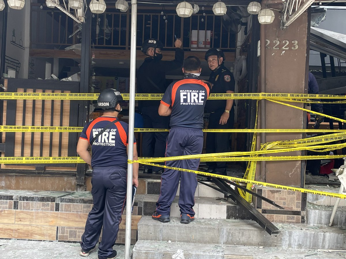 ABSCBNNews's tweet photo. Muling nagsagawa ng follow-up investigation ngayong araw, Pebrero 2, ang Manila Fire District katuwang na ang mga tauhan ng Bureau of Fire Protection - National Headquarters sa sumabog na laundry shop sa Malate, Maynila. | via @RayaCapulong https://t.co/rb1MZsxDXf